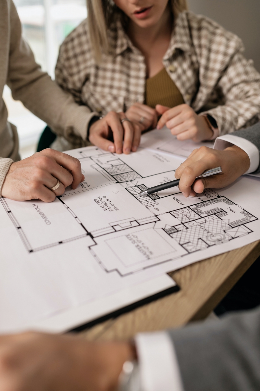 Highlighting the Qualities that all First-Class Estate Agents Should Have